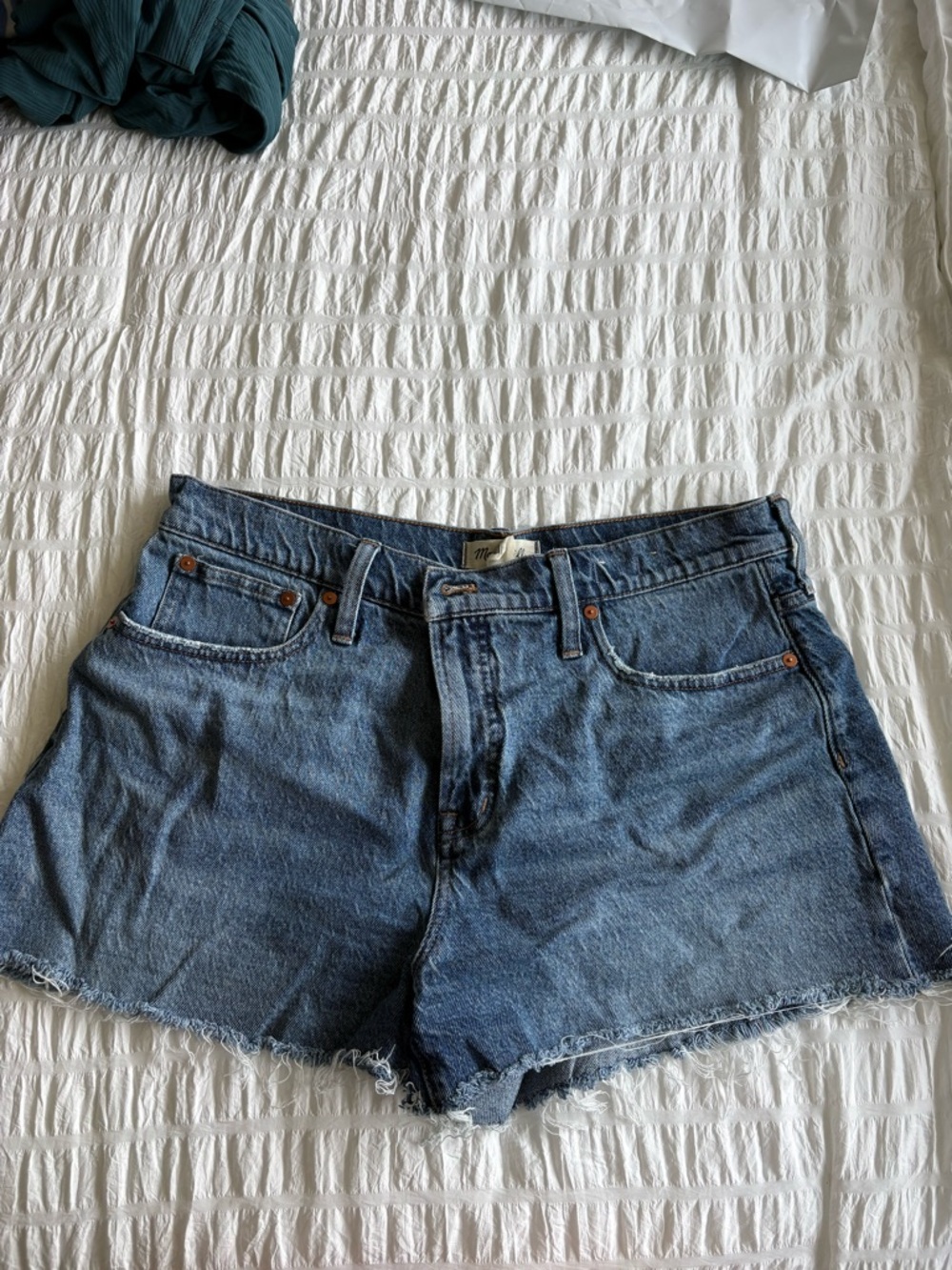 Madewell Classic Cut-Off Denim Shorts in Medium Blue